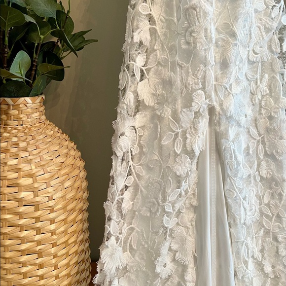 NWT White Lace Gown/Dress - Picture 2 of 6
